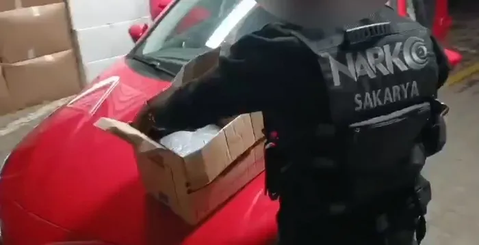 Son dakika: Sakarya'da durdurulan araçta 13 kilo 250 gram kokain ele geçirildi-5