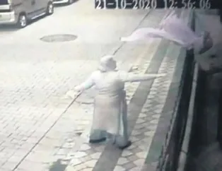 Türk bayrağına çirkin saldırı