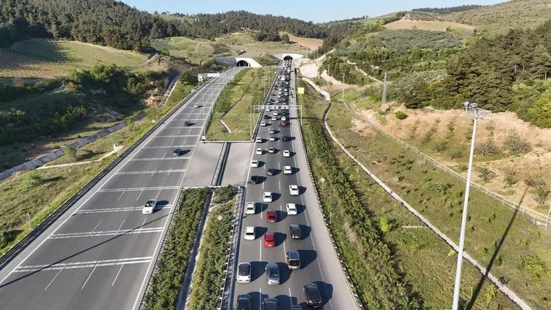 Bayram tatili trafiği: Otoyollardan 11,2 milyon araç geçti 820 bin kişi demiryollarını kullandı-2