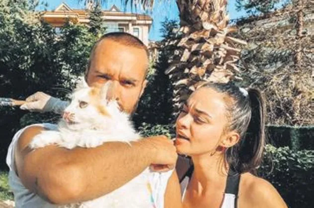 Hande Soral ve kardeşi Bedirhan Soral'dan kedileriyle renkli poz
