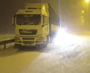 Bazı kara yolları kardan ulaşıma kapandı