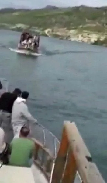 halfetide-tekne-kazasi-kafa-kafaya-carpistilar-1713172479935.jpeg Halfeti'de tekne kazası: Kafa kafaya çarpıştılar-2