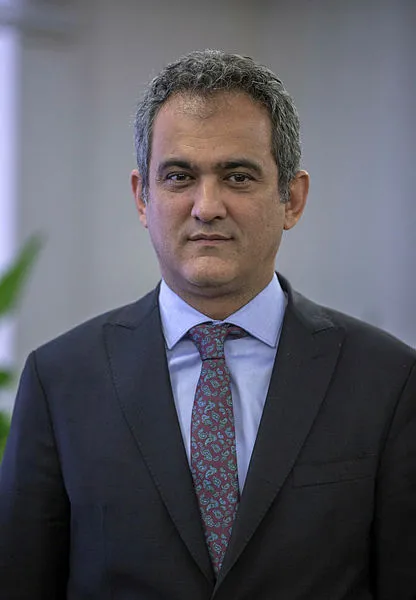 mahmut-ozer-kimdir-kac-yasinda-yeni-milli-egitim-bakani-profdr-mahmut-ozer-nereli-iste-hayati-hakkinda-bilgiler-1628219214015.jpg