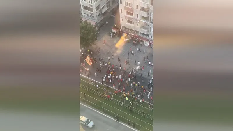 kayserispor-maci-oncesi-galatasarayin-oteline-saldiri-1756049605123.jpg Kayserisporlu taraftarlar, Galatasaray'ın kaldığı otele saldırı gerçekleştirdi (Takvim Foto Arşiv)