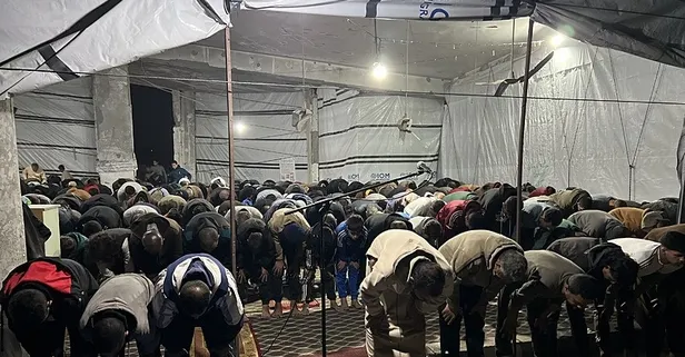 Gazze'de yıkımın gölgesinde ilk teravih namazı kılındı!