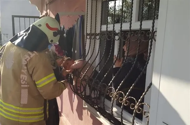 Demir korkuluklara sıkışan bebeği itfaiye kurtardı-1