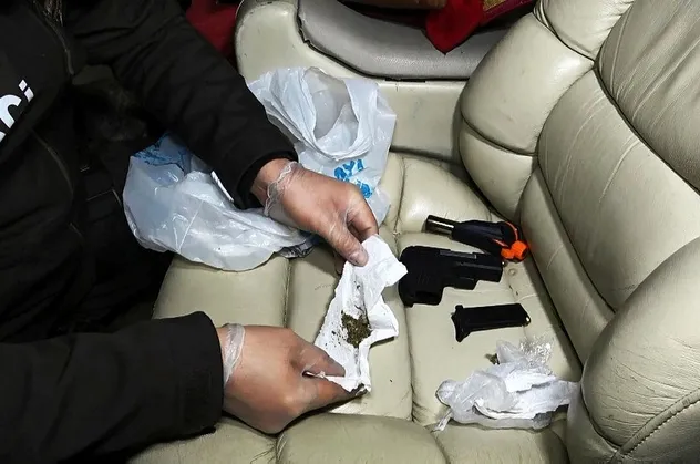 Son dakika: Eskişehir-Bursa arası VIP araçla uyuşturucu partisi! Gözaltılar var