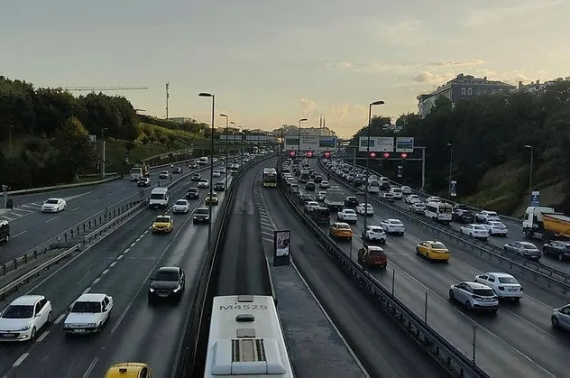 Haftanın ilk iş gününde İstanbul'da trafik kilit!