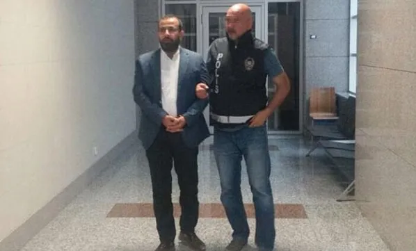 Firari FETÖ'cü yönetmenin evinden çıktı!-2