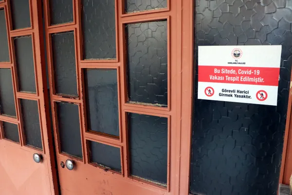 son-dakika-kirklarelinde-koronavirus-testi-pozitif-cikanlarin-veya-bu-kisilerle-temasli-olanlarin-yasadigi-binalara-uyari-levhasi-asiliyor-1605612343843.jpg