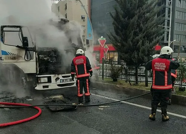 Malatya'da seyir halindeki şeker pancarı yüklü kamyon alev alev yandı-2