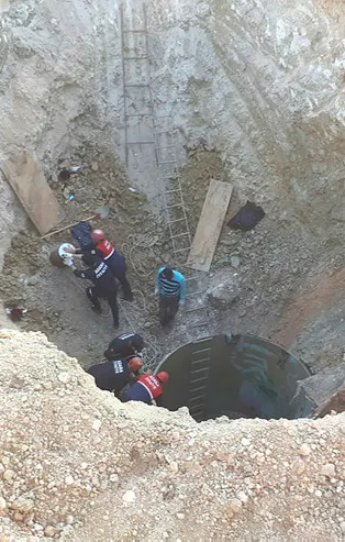 Kuyu çöktü: 2 işçi toprak altında kaldı