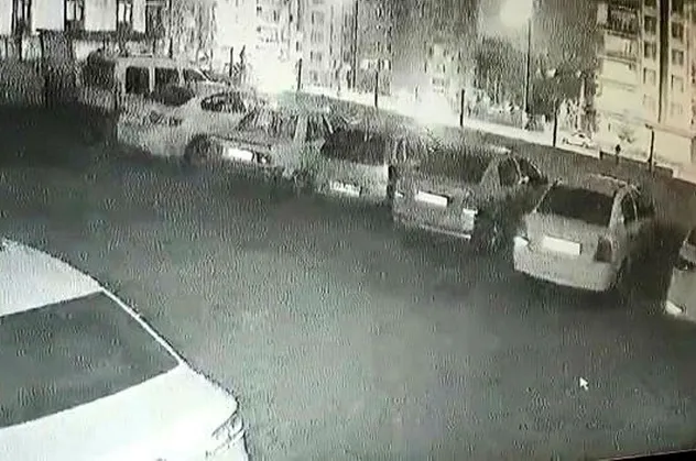 İstinat duvarı çöktü 6 araç uçuruma yuvarlandı! Olay anı saniye saniye kamerada