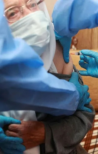 Hekim ve sağlık personeli evlerine gidiyor! 85 yaş ve üzerindeki vatandaşlar evlerinde aşılanıyor