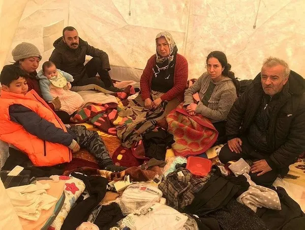 enkaz-uzerinde-siyaset-yapanlara-depremzedelerden-mesaj-devletimize-guveniyoruz-1676176357184.jpg Enkaz üzerinde siyaset yapanlara depremzedelerden mesaj: Devletimize güveniyoruz-2
