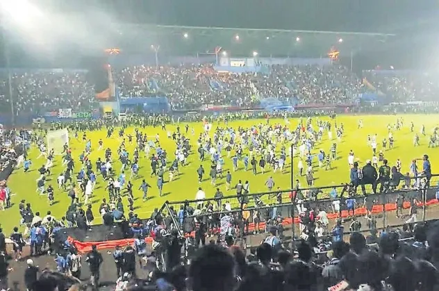 Endonezya'daki futbol müsabakasında kan gövdeyi götürdü! 174 kişi hayatını kaybetti
