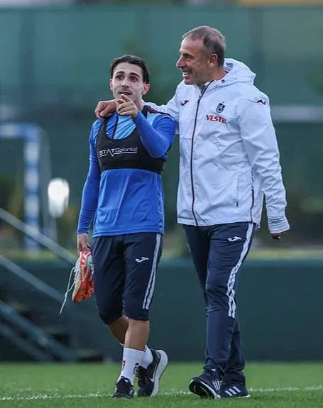 abdullah-avci-trabzonsporun-yeniden-havaya-girmesini-istiyor-1697405465656.jpeg Abdullah Avcı Trabzonspor'un yeniden havaya girmesini istiyor!-2