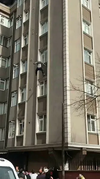 bagcilarda-yangindan-kurtulmak-icin-6-kattan-atlayan-yasli-tamirci-oldu-1619537435822.jpg Bağcılar'da yangından kurtulmak için 6. kattan atlayan yaşlı tamirci öldü-6