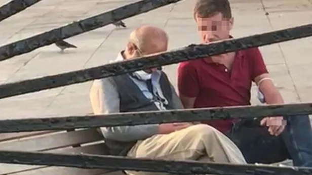 Kadıköy’de bir şahıs bankta uyuyan kişinin cüzdanını çalmak isterken kameralara yakalandı-2