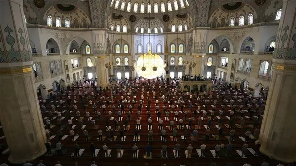 Prof. Dr. Nihat Hatipoğlu yazdı: Namaz dinin direğidir-10