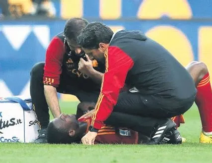 N’Dicka yere yığıldı maç tatil edildi