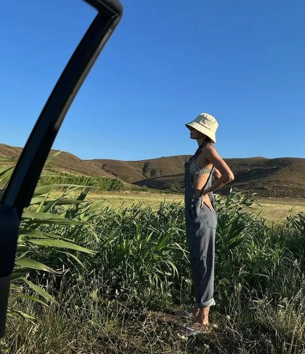 sosyetik-guzel-yasemin-ozilhanin-mutevazi-tatiline-ovgu-yagdi-1657047188514.jpeg Sosyetik güzel Yasemin Özilhan'ın mütevazi tatiline övgü yağdı-6