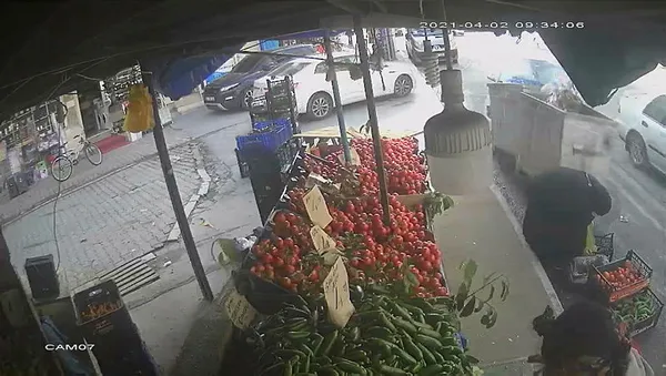 1617357006911.jpg İstanbul'da kontrolden çıkan araç 2 kadına çarpıp manava girdi - 3
