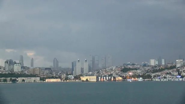 Son dakika: İstanbullular güne sis ve kara bulutlarla uyandı-1