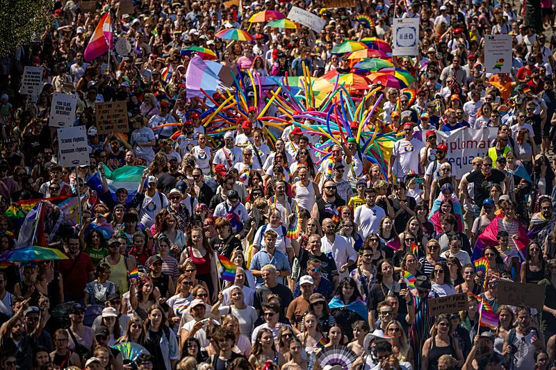 Dört koldan LGBT dayatması! Hayatın her alanına sızan semboller: "Toplumsal değerlere saldırıyorlar"-5