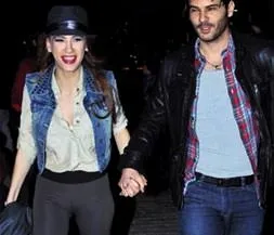 Sevilen çift hep el ele