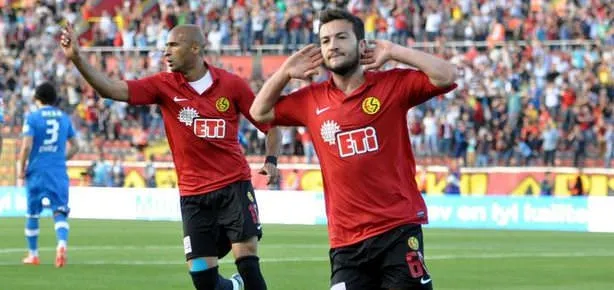 Es-Es, Özgür Çek’le kazandı!