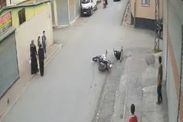 Adana’da uçurtmaya takılan motosiklet sürücüsü yere kapaklandı: O anlar kamerada