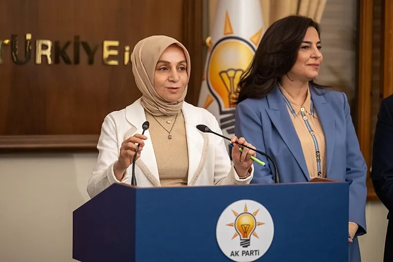 teklif-mecliste-suca-suruklenen-cocugun-ailesine-ceza-verilecek-15-18-yas-arasina-muebbet-1784018614720.jpeg Teklif Mecliste: Suça sürüklenen çocuğun ailesine ceza verilecek! 15-18 yaş arasına müebbet... Taslak metin Takvim'de-3