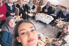 Anneannesinin altın gününe katılan Dilan'dan aile pozu!