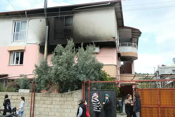 yanginda-olen-2-yasindaki-ikiz-kiz-kardesin-cenazesi-topraga-verildi-1615141094571.jpg Yangında ölen 2 yaşındaki ikiz kız kardeşin cenazesi toprağa verildi-4