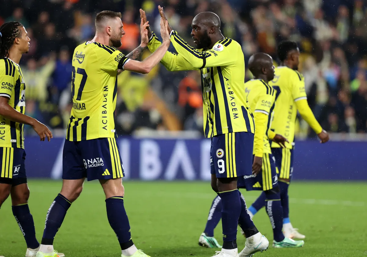 fenerbahcede-ismail-kartal-ayriligi-futbolculari-sevindirdi-1793347888170.jpg Fenerbahçe'de o yıldızlar İsmail Kartal'ın gidişinden memnun!-3