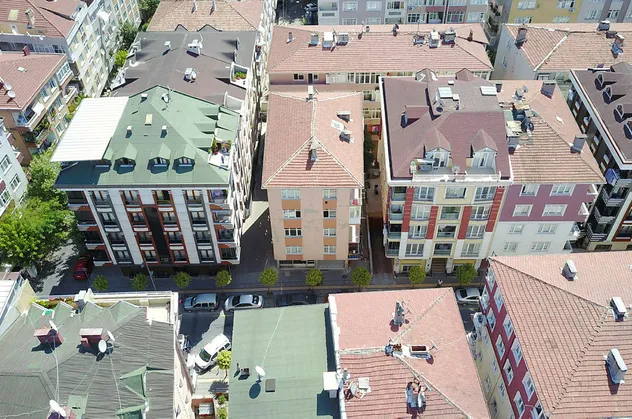İstanbul'da korku apartmanı! Mahalleli diken üstünde