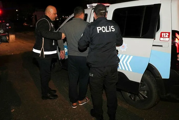 mersinde-kacakcilara-operasyon-13-gozalti-1705904426937.jpeg Mersin'de kaçakçılara operasyon: 13 gözaltı-1