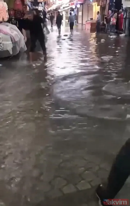 İzmir'de etkili olan sağanak yağış hayatı felç etti! Çeşme'yi çamur bastı, yollar göle döndü - 13