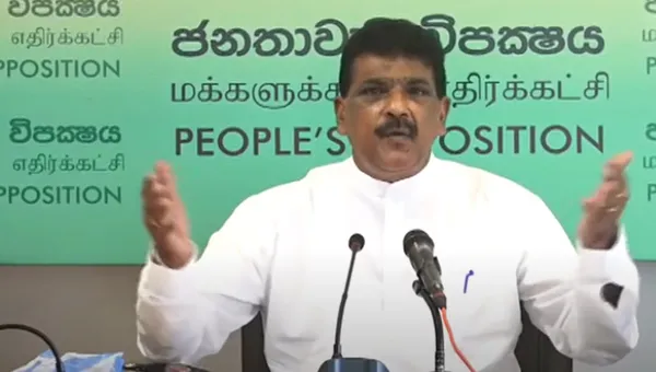 sri-lankada-eski-bakan-baliklarin-koronavirus-bulastirmayacagini-gostermek-icin-cig-balik-yedi-1605685501363.jpg Sri Lanka'da eski bakan balıkların koronavirüs bulaştırmayacağını göstermek için çiğ balık yedi-5