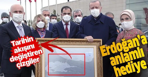 Başkan Erdoğan’a, 15 Temmuz’da çizdiği rotanın tablosu hediye edildi