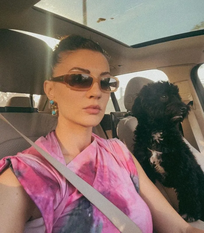 Burcu Özberk sevimli dostuyla evde koşturduğu anları yayınladı! Ev haline tepki yağdı: “Tamam da donunla neden? Teşhircilik bu...”-2