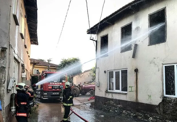 bursada-niluferde-korkutan-yangin-bir-ev-kullanilamaz-hale-geldi-1590343447382.jpeg