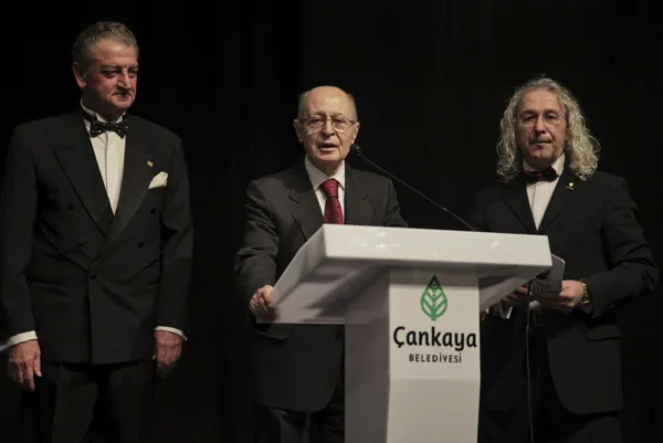 ahmet-necdet-sezer-jurassic-parkta-ortaya-cikti-1643780877996.jpg 'Ahmet Necdet Sezer Jurassic Park’ta ortaya çıktı'-4