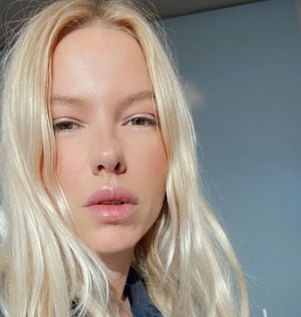 secil-gur-sunuculari-saskina-cevirdi-derin-dekoltesi-ile-boy-gosterdi-gogus-silikonlari-olay-oldu-canli-yayinda-1638375335623.jpg Seçil Gür sunucuları şaşkına çevirdi! Derin dekoltesi ile boy gösterdi göğüs silikonları olay oldu! Canlı yayında...-9