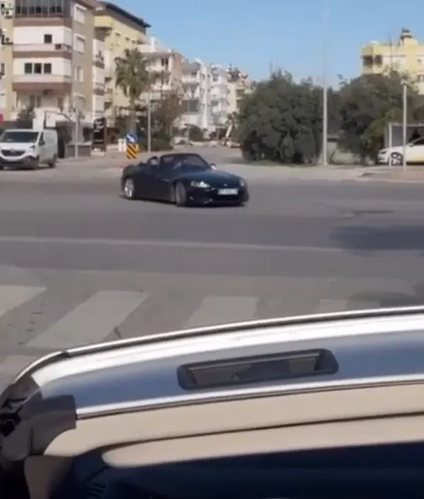 dugun-konvoyunda-ustu-acik-spor-arabasi-ile-drifte-11-bin-tl-cezaantalyada-yurekleri-agza-getiren-davranis-cez-1644319152668.jpg Düğün konvoyunda drifte 11 bin TL ceza! Üstü açık araba trafiği tehlikeye atmıştı-3