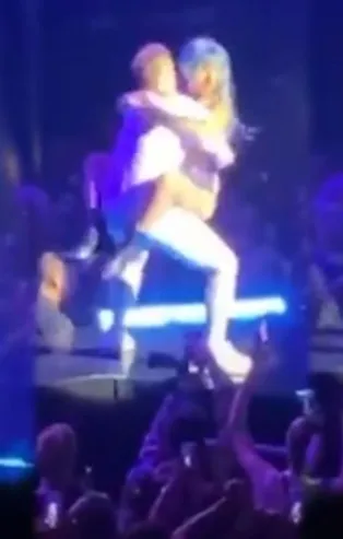 Lady Gaga sahnede hayranıyla dans ederken sahneden düştü