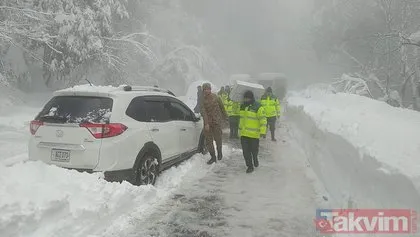 Pakistan’da facia! Kar yağışı sonrası mahsur kalan 21 kişi araçlarında dondu...