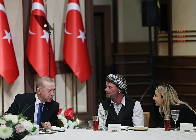 Başkan Recep Tayyip Erdoğan, Beştepe Millet Sergi Salonu'nda düzenlenen iftar programında çiftçilerle bir araya geldi. (AA)