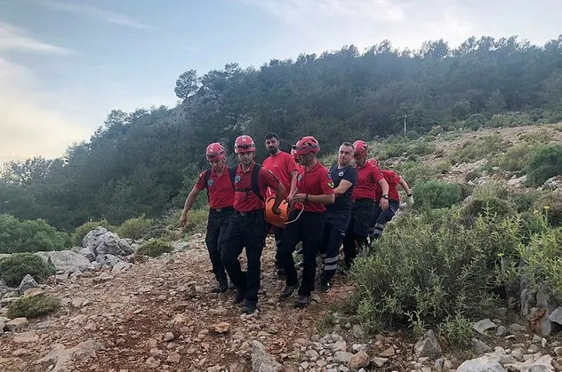 Fethiye'de kayalık alana düşerek yaralanan Rus yamaç paraşütçüsünü JAK timi kurtardı